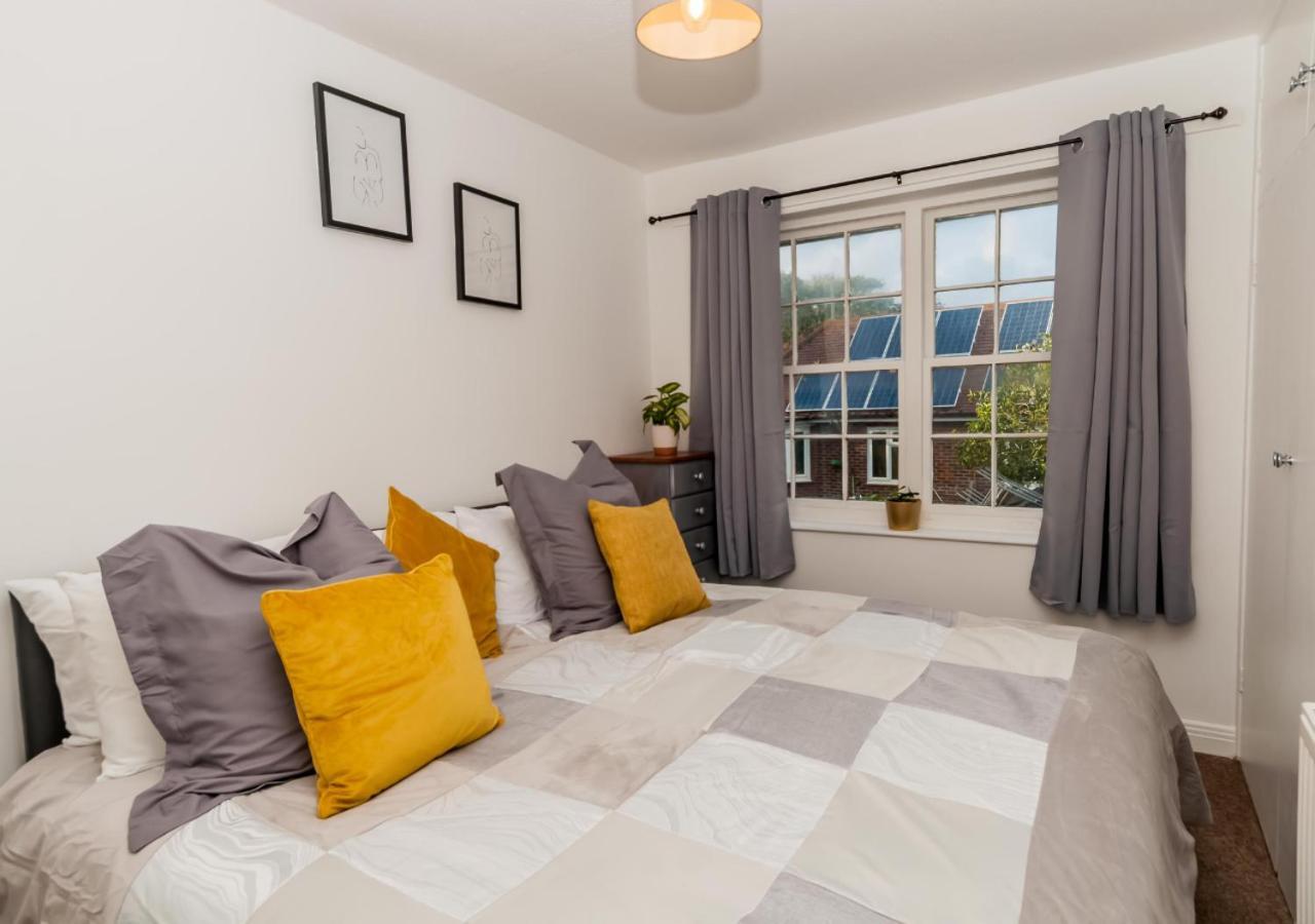 2 Bed Apartment-5 Guests - Business-Relocation-Parking - The Brighton Short Stay & Serviced Apartments Exterior foto